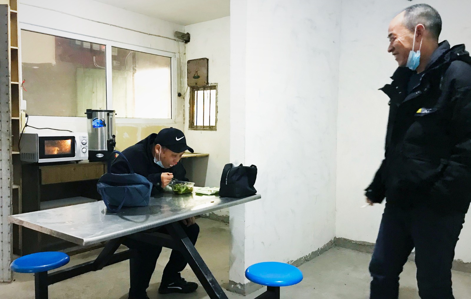 10月份，公司新租建駕駛員休息室之一，駕駛員在休息室內(nèi)愉悅休息與交談.jpg